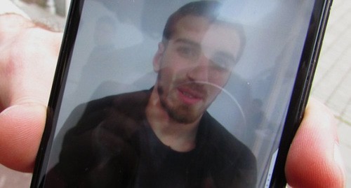Фотография Джохара Алиева в мобильном телефоне. Фото Вячеслава Ященко для "Кавказского узла" Фотография Джохара Алиева в мобильном телефоне. Фото Вячеслава Ященко для "Кавказского узла"