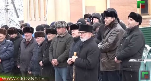 Участники обряда примирения в селе Тевзана. Кадр видео ЧГТРК "Грозный" https://www.youtube.com/watch?v=tm9MU4lcKsw Участники обряда примирения в селе Тевзана. Кадр видео ЧГТРК "Грозный" https://www.youtube.com/watch?v=tm9MU4lcKsw