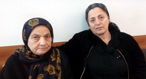 Мать Рашида Аушева (слева) и его тетя пришли в суд поддержать активиста. Железноводск, 13 февраля 2020 года. Фото Вячеслава Ященко для "Кавказского узла". Мать Рашида Аушева (слева) и его тетя пришли в суд поддержать активиста. Железноводск, 13 февраля 2020 года. Фото Вячеслава Ященко для "Кавказского узла".