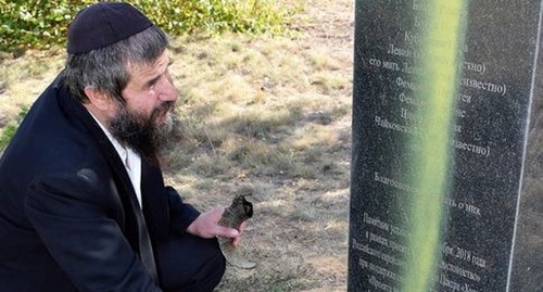 Главный раввин Волгограда Залман Иоффе перед оскверненным памятником, сентябрь 2019 года. Фото Яэль Иоффе Главный раввин Волгограда Залман Иоффе перед оскверненным памятником, сентябрь 2019 года. Фото Яэль Иоффе