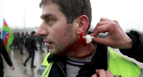 Оказание медицинской помощи раненому журналисту во время демонстрации. Баку, март 2012 г. Фото: REUTERS/Abbas Atilay Оказание медицинской помощи раненому журналисту во время демонстрации. Баку, март 2012 г. Фото: REUTERS/Abbas Atilay
