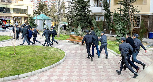 Силовики задерживают участников акции протеста в Баку. 16 февраля 2020 года. Фото Азиза Каримова для "Кавказского узла". Силовики задерживают участников акции протеста в Баку. 16 февраля 2020 года. Фото Азиза Каримова для "Кавказского узла".