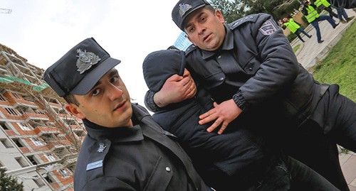 Задержание участников акции протеста в Баку. 16 февраля 2020 года. Фото Азиза Каримова для "Кавказского узла". Задержание участников акции протеста в Баку. 16 февраля 2020 года. Фото Азиза Каримова для "Кавказского узла".