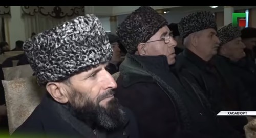 Участники съезда чеченцев Дагестана в Хасавюрте 15 февраля 2020 года. Стопкадр из видео ЧГТРК «Грозный». https://www.youtube.com/watch?time_continue=1015&v=FEj8JT5X1UQ&feature=emb_title Участники съезда чеченцев Дагестана в Хасавюрте 15 февраля 2020 года. Стопкадр из видео ЧГТРК «Грозный». https://www.youtube.com/watch?time_continue=1015&v=FEj8JT5X1UQ&feature=emb_title