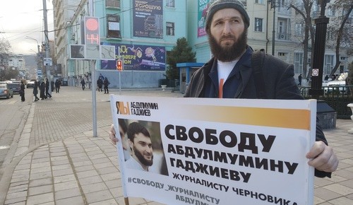 Журналист Идрис Юсупов проводит пикет в Махачкале. 17 февраля 2020 года. Фото Ильяса Капиева для "Кавказского узла" Журналист Идрис Юсупов проводит пикет в Махачкале. 17 февраля 2020 года. Фото Ильяса Капиева для "Кавказского узла"
