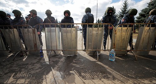 Сотрудники силовых структур во время митинга в Магасе. Октябрь 2018 г. Фото: REUTERS/Maxim Shemetov Сотрудники силовых структур во время митинга в Магасе. Октябрь 2018 г. Фото: REUTERS/Maxim Shemetov