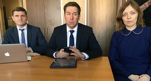 Адвокаты Александр Валявский, Илья Новиков и Яна Антонова (слева направо). Фото Анны Грицевич для "Кавказского узла" Адвокаты Александр Валявский, Илья Новиков и Яна Антонова (слева направо). Фото Анны Грицевич для "Кавказского узла"