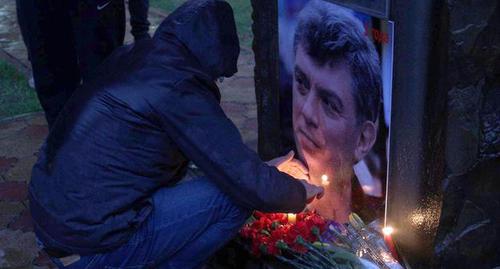 Участник акции в Сочи зажигает свечу памяти перед портретом Бориса Немцова, 27 февраля 2018 г. Фото: Светлана Кравченко для "Кавказского узла". Участник акции в Сочи зажигает свечу памяти перед портретом Бориса Немцова, 27 февраля 2018 г. Фото: Светлана Кравченко для "Кавказского узла".