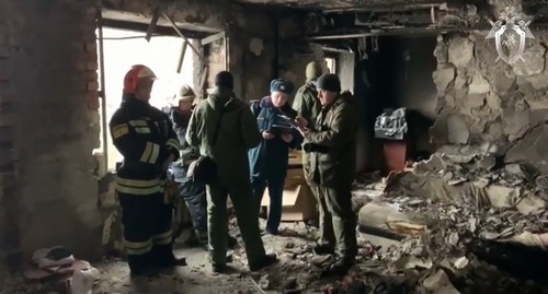 Следователи в квартире поврежденного взрывом дома в Азове. Стоп-кадр из видео https://www.instagram.com/p/B83vFuEoTR2/ Следователи в квартире поврежденного взрывом дома в Азове. Стоп-кадр из видео https://www.instagram.com/p/B83vFuEoTR2/
