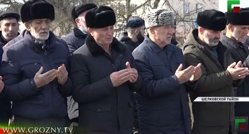 Участники обряда примирения в Шелковском районе. Кадр видео ЧГТРК "Грозный" "Власти ЧР помогли решить конфликт между семьями из Шелковского района" https://www.youtube.com/watch?v=s0YK__aOU9U Участники обряда примирения в Шелковском районе. Кадр видео ЧГТРК "Грозный" "Власти ЧР помогли решить конфликт между семьями из Шелковского района" https://www.youtube.com/watch?v=s0YK__aOU9U