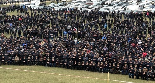 Митинг чеченцев-аккинцев на окраине села Новокули Новолакского района Дагестана. Фото Султана Касимова, предоставленное им "Кавказскому узлу". Митинг чеченцев-аккинцев на окраине села Новокули Новолакского района Дагестана. Фото Султана Касимова, предоставленное им "Кавказскому узлу".