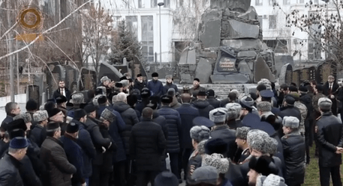 Кадыров выступает перед участниками официального траурного митинга в Грозном, 23 февраля 2020 года. Кадр видео в Instagram https://www.instagram.com/p/B86iC4Do2CN Кадыров выступает перед участниками официального траурного митинга в Грозном, 23 февраля 2020 года. Кадр видео в Instagram https://www.instagram.com/p/B86iC4Do2CN