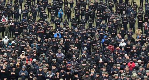 Митинг чеченцев-аккинцев на окраине села Новокули Новолакского района Дагестана. Фото Султана Касимова, предоставленное им "Кавказскому узлу". Митинг чеченцев-аккинцев на окраине села Новокули Новолакского района Дагестана. Фото Султана Касимова, предоставленное им "Кавказскому узлу".