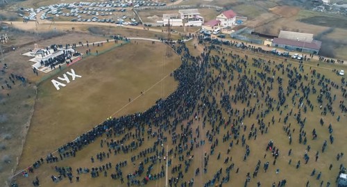 На месте митинга чеченцев-аккинцев в Дагестане 23 февраля 2020 года. Стопкадр из видео на Youtube-канале «Departament 6». https://www.youtube.com/watch?v=3EKdfRV6y8I На месте митинга чеченцев-аккинцев в Дагестане 23 февраля 2020 года. Стопкадр из видео на Youtube-канале «Departament 6». https://www.youtube.com/watch?v=3EKdfRV6y8I