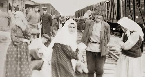 На вокзале. 1957 год Фрунзе. Жители села Юрт-Аух. Фото: Общественное достояние https://ru.wikipedia.org/ На вокзале. 1957 год Фрунзе. Жители села Юрт-Аух. Фото: Общественное достояние https://ru.wikipedia.org/
