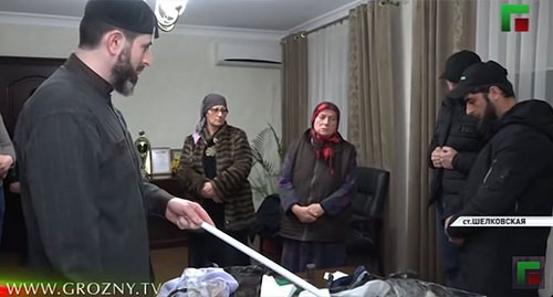 Адам Эльжуркаев беседует с задержанными женщинами и их сыновьями. Кадр видео ЧГТРК "Грозный" https://www.youtube.com/watch?v=ziKQdQCjkqA Адам Эльжуркаев беседует с задержанными женщинами и их сыновьями. Кадр видео ЧГТРК "Грозный" https://www.youtube.com/watch?v=ziKQdQCjkqA