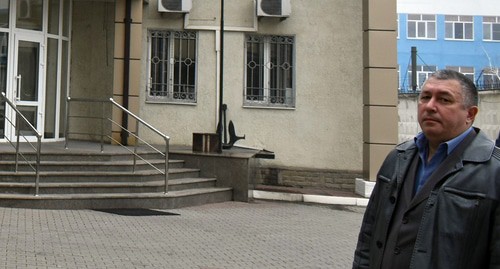 Адвокат у Южного окружного военного суда. Фото Константина Волгина для "Кавказского узла"
Адвокат у Южного окружного военного суда. Фото Константина Волгина для "Кавказского узла"
