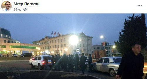 Участники акций протеста в Степанакерте 25.05.20. Скриншот страницы Сгера Погосяна https://www.facebook.com/mher.poghosyan.3/posts/2732103846826841 Участники акций протеста в Степанакерте 25.05.20. Скриншот страницы Сгера Погосяна https://www.facebook.com/mher.poghosyan.3/posts/2732103846826841