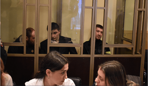 Самир Ибрагимов, Хидирнеби Казуев и Габибула Халдузов в зале суда с адвокатами. Фото Константина Волгина для "Кавказского узла".

