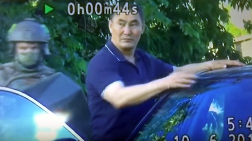 Задержание Михаила Музраева. Кадр видео
Блокнот Волгоград https://www.youtube.com/watch?v=Mk7HP07GAOs&feature=emb_logo Задержание Михаила Музраева. Кадр видео
Блокнот Волгоград https://www.youtube.com/watch?v=Mk7HP07GAOs&feature=emb_logo