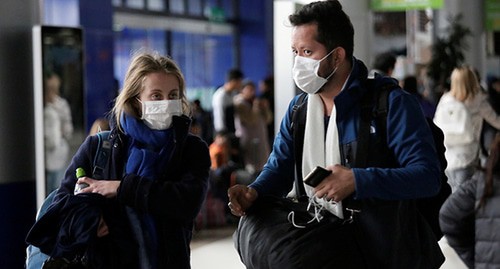 Люди в медицинских масках. Фото: REUTERS/David Mercado Люди в медицинских масках. Фото: REUTERS/David Mercado