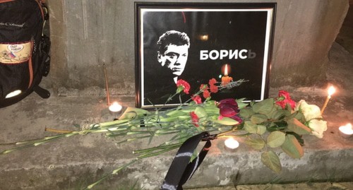 Цветы и портрет Немцова у памятника жертвам политических репрессий в Сочи. Фото Светланы Кравченко для "Кавказского узла". Цветы и портрет Немцова у памятника жертвам политических репрессий в Сочи. Фото Светланы Кравченко для "Кавказского узла".