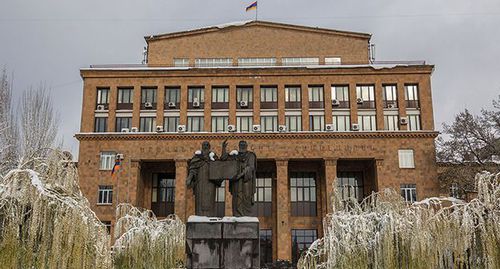 Ереванский госуниверситет. Фото: Սէրուժ Ուրիշեան (Serouj Ourishian) https://ru.wikipedia.org/ Ереванский госуниверситет. Фото: Սէրուժ Ուրիշեան (Serouj Ourishian) https://ru.wikipedia.org/