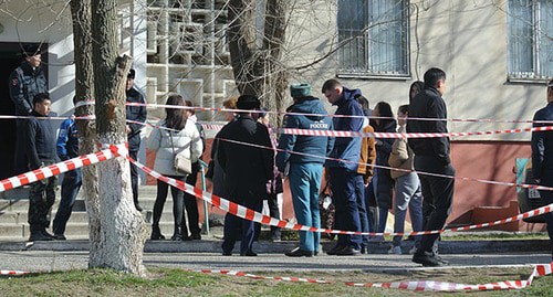 Жильцы дома, пострадавшего от взрыва газа. Элиста. Фото: Бадма Бюрчиев, специально для "Кавказского узла" Жильцы дома, пострадавшего от взрыва газа. Элиста. Фото: Бадма Бюрчиев, специально для "Кавказского узла"