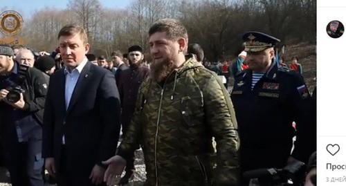 Памятные мероприятия с участием родных псковских десантников и Рамзана Кадырова (в центре). Кадр видео со страницы Кадырова в Instagram https://www.instagram.com/p/B9HsLPuoKzd/ Памятные мероприятия с участием родных псковских десантников и Рамзана Кадырова (в центре). Кадр видео со страницы Кадырова в Instagram https://www.instagram.com/p/B9HsLPuoKzd/