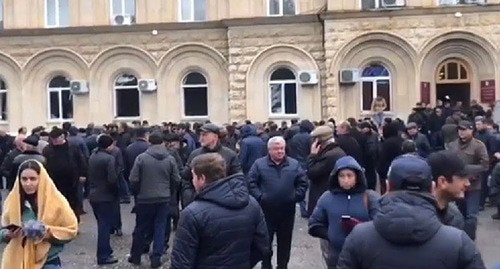 Акция протеста у здания администрации президента в Абхазии. Стоп-кадр видео канала YouTube "Рупор Москвы" https://www.youtube.com/watch?v=4zTRjvl1Mpk
Акция протеста у здания администрации президента в Абхазии. Стоп-кадр видео канала YouTube "Рупор Москвы" https://www.youtube.com/watch?v=4zTRjvl1Mpk