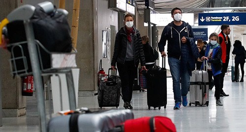Пассажиры в медицинских масках в аэропорту. Фото: REUTERS/Gonzalo Fuentes Пассажиры в медицинских масках в аэропорту. Фото: REUTERS/Gonzalo Fuentes