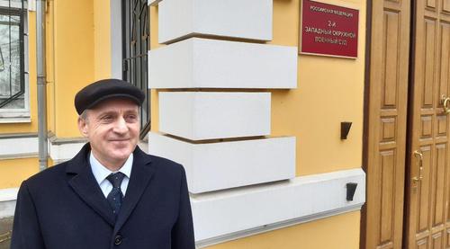 Один из адвокатов Лилии Саидовой Сулейман Ибрагимов у здания Второго Западного военного суда в Москве. Фото Рустама Джалилова для "Кавказского узла". Один из адвокатов Лилии Саидовой Сулейман Ибрагимов у здания Второго Западного военного суда в Москве. Фото Рустама Джалилова для "Кавказского узла".