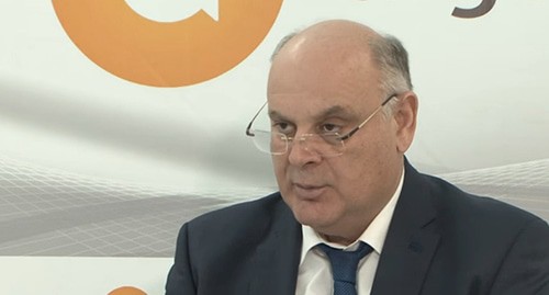 Лидер оппозиции Аслан Бжания. Стоп-кадр видео канала YouTube "apsny.today" https://www.youtube.com/watch?v=82SWzE0ZmOw Лидер оппозиции Аслан Бжания. Стоп-кадр видео канала YouTube "apsny.today" https://www.youtube.com/watch?v=82SWzE0ZmOw