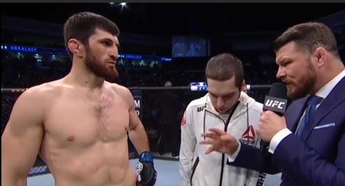 Магомед Анкалаев (слева). Стопкадр видео канала UFC Russiahttps://www.youtube.com/watch?time_continue=17&v=o1EpTKwIYKQ&feature=emb_logo Магомед Анкалаев (слева). Стопкадр видео канала UFC Russiahttps://www.youtube.com/watch?time_continue=17&v=o1EpTKwIYKQ&feature=emb_logo