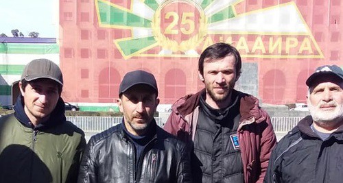 Участники голодовки возле здания парламента Абхазии. На снимке: Джансух Адлейба (второй слева), Иван Ачба (второй справа). Фото: Джансух Адлейба Участники голодовки возле здания парламента Абхазии. На снимке: Джансух Адлейба (второй слева), Иван Ачба (второй справа). Фото: Джансух Адлейба