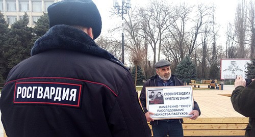 Сотрудник Росгвардии не стал вмешиваться, а просто сделал какие-то заметки в блокноте. В центре - Муртазали Гасангусейнов во время пикета. Махачкала, 5 марта 2020 года. Фото Расула Магомедова для "Кавказского узла" Сотрудник Росгвардии не стал вмешиваться, а просто сделал какие-то заметки в блокноте. В центре - Муртазали Гасангусейнов во время пикета. Махачкала, 5 марта 2020 года. Фото Расула Магомедова для "Кавказского узла"