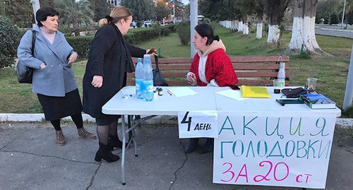 Сбор подписей за принятие 20-й статьи Конвенции ООН. Фото Анны Грицевич для "Кавказского узла" Сбор подписей за принятие 20-й статьи Конвенции ООН. Фото Анны Грицевич для "Кавказского узла"
