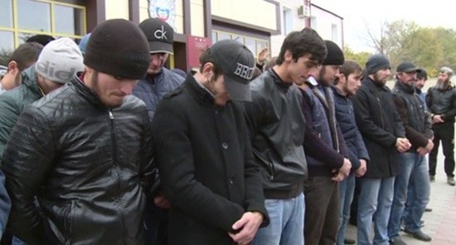 Водители стоят, опустив голову, пока их отчитывает Кадыров. Скриншот из видеозаписи на странице Рамзана Кадырова в соцсети, Vk.com/ramzan Водители стоят, опустив голову, пока их отчитывает Кадыров. Скриншот из видеозаписи на странице Рамзана Кадырова в соцсети, Vk.com/ramzan