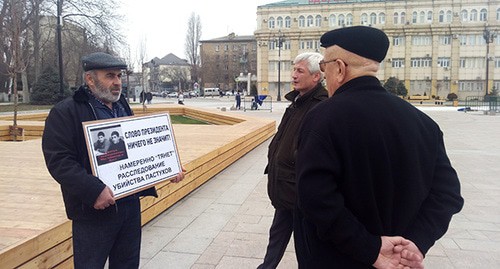 Муртазали Гасангусейнов (слева) на одиночном пикете с требованием скорейшего расследования убийства его сыновей. 5 марта 2020 года. Фото Расула Магомедова для "Кавказского узла" Муртазали Гасангусейнов (слева) на одиночном пикете с требованием скорейшего расследования убийства его сыновей. 5 марта 2020 года. Фото Расула Магомедова для "Кавказского узла"