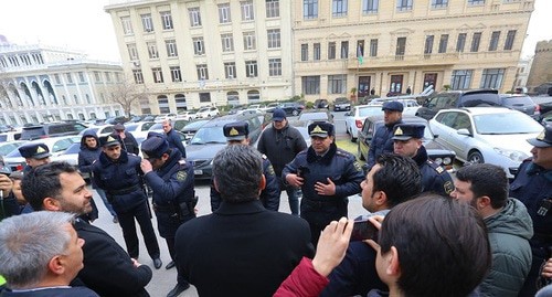 Акция протеста у здания суда в Азербайджане. 5 марта 2020 года. Фото Азиза Каримова для "Кавказского узла" Акция протеста у здания суда в Азербайджане. 5 марта 2020 года. Фото Азиза Каримова для "Кавказского узла"