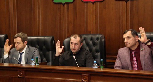 Участники заседания гордумы Грозного. Фото: пресс-служба гордумы http://grozgorduma.ru/2019/12/27/%d1%81%d0%b5%d0%b3%d0%be%d0%b4%d0%bd%d1%8f-%d1%81%d0%be%d1%81%d1%82%d0%be%d1%8f%d0%bb%d0%be%d1%81%d1%8c-%d0%be%d1%87%d0%b5%d1%80%d0%b5%d0%b4%d0%bd%d0%be%d0%b5-%d0%b7%d0%b0%d1%81%d0%b5%d0%b4%d0%b0/ Участники заседания гордумы Грозного. Фото: пресс-служба гордумы http://grozgorduma.ru/2019/12/27/%d1%81%d0%b5%d0%b3%d0%be%d0%b4%d0%bd%d1%8f-%d1%81%d0%be%d1%81%d1%82%d0%be%d1%8f%d0%bb%d0%be%d1%81%d1%8c-%d0%be%d1%87%d0%b5%d1%80%d0%b5%d0%b4%d0%bd%d0%be%d0%b5-%d0%b7%d0%b0%d1%81%d0%b5%d0%b4%d0%b0/