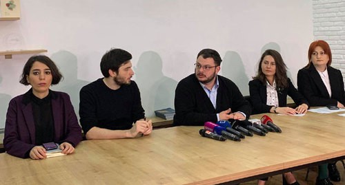 Сотрудники НПО "Центр по обучению и мониторингу прав человека". Фото с сайта НПО https://emc.org.ge/ka/products/emc-acharis-sazogadoebrivi-mautsqeblis-tanamshromelta-interesebs-sasamartloshi-daitsavs Сотрудники НПО "Центр по обучению и мониторингу прав человека". Фото с сайта НПО https://emc.org.ge/ka/products/emc-acharis-sazogadoebrivi-mautsqeblis-tanamshromelta-interesebs-sasamartloshi-daitsavs