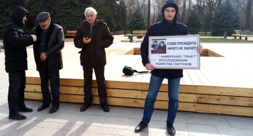 Житель Избербаша поддержал требования Муртазали Гасангусейнова. Фото Расула Магомедова для «Кавказского узла». Надпись на плакате, и в частности названия конкретных ведомств, частично скрыта из-за ограничений СМИ нормативными актами. Житель Избербаша поддержал требования Муртазали Гасангусейнова. Фото Расула Магомедова для «Кавказского узла». Надпись на плакате, и в частности названия конкретных ведомств, частично скрыта из-за ограничений СМИ нормативными актами.
