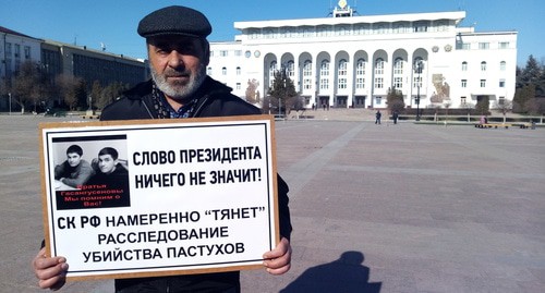Муртазали Гасангусейнов возобновил одиночные пикеты в Махачкале. Фото Расула Магомедова для "Кавказского узла". Муртазали Гасангусейнов возобновил одиночные пикеты в Махачкале. Фото Расула Магомедова для "Кавказского узла".