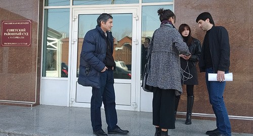 Представители стороны истцов перед Советским районным судом, после судебного заседания. Фото Ильяса Капиева для "Кавказского узла" Представители стороны истцов перед Советским районным судом, после судебного заседания. Фото Ильяса Капиева для "Кавказского узла"