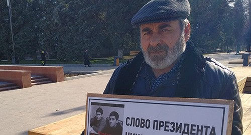 Муртазали Гасангусейнов во время пикета в Махачкале. Фото Ильяса Капиева для "Кавказского узла" Муртазали Гасангусейнов во время пикета в Махачкале. Фото Ильяса Капиева для "Кавказского узла"