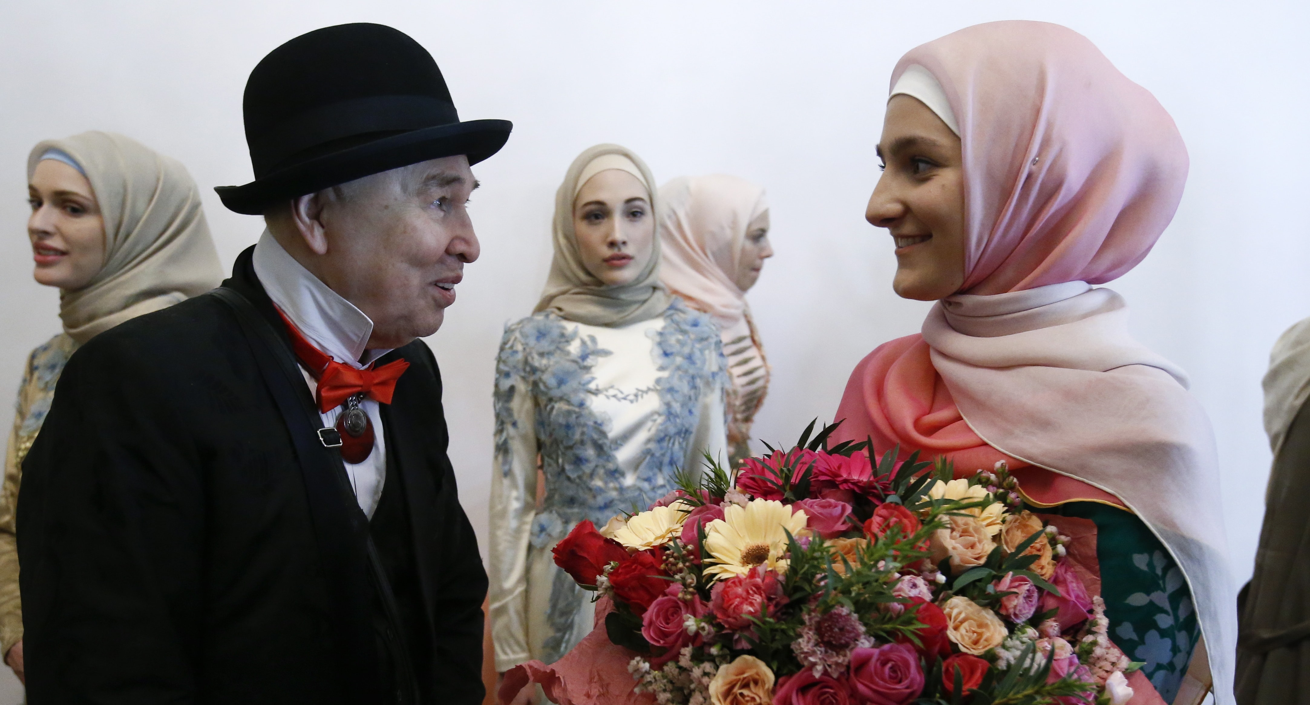 Дизайнер Слава Зайцев на встрече с дочерью Рамзана Кадырова Айшат. Фото: REUTERS/Sergei Karpukhin Дизайнер Слава Зайцев на встрече с дочерью Рамзана Кадырова Айшат. Фото: REUTERS/Sergei Karpukhin