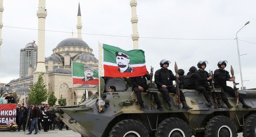 БТР с флагами Ахмата и Рамзана Кадыровых на фоне мечети имени Кадырова. Фото: REUTERS/Kazbek Basayev БТР с флагами Ахмата и Рамзана Кадыровых на фоне мечети имени Кадырова. Фото: REUTERS/Kazbek Basayev