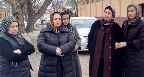 Родственники убитых в Чечне дагестанцев у здания Верховного суда Чечни. Фото Мурада Мурадова для "Кавказского узла". Родственники убитых в Чечне дагестанцев у здания Верховного суда Чечни. Фото Мурада Мурадова для "Кавказского узла".