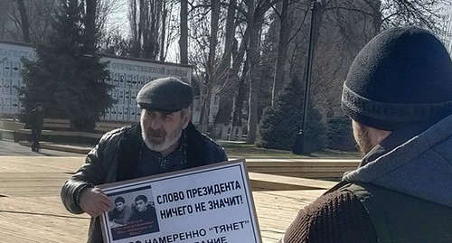Муртазали Гасангусейнов в одиночным пикете. Фото Ильяса Капиева для "Кавказского узла" Муртазали Гасангусейнов в одиночным пикете. Фото Ильяса Капиева для "Кавказского узла"